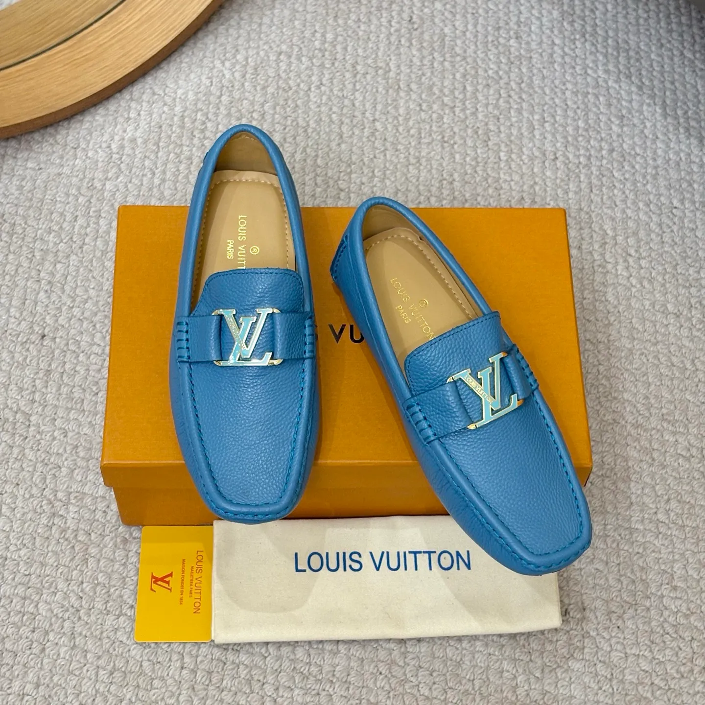 Men's men's shoes 💰420 (Yangli) LV 2⃣️0⃣️2⃣️5️⃣Spring and summer counter GLORIA series models ✈️Original factory special leather production, original last type. A classic driving slip-on casual shoe that shows an elegant style with exquisite craftsmanship details such as Monogram embossing all over the upper🌀Italian imported calfskin fabric Sheepskin foot pads➕Inside～Private mold replica sole Unique style Comfortable driving slip-on Size: 4-12 (38-46) Comes with [Counter packaging: original box, wrapping paper, card, instruction manual, shoehorn, cloth bag] No pressure to enter and leave the counter!